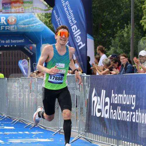 29.06.2025 - hella hamburg halbmarathon Strokosch-Dieckow http://msf.ph/oto/8313810 29.06.2025 10:10:58 Ziel 46, 17888 meine-sportfotos.de