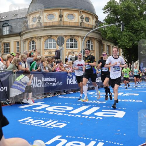 29.06.2025 - hella hamburg halbmarathon Strokosch-Dieckow http://msf.ph/oto/8313822 29.06.2025 10:57:30 Ziel 1239, 2236, 2652, 3435, 4502, 5015, 5134, 5457, 5458, 5728, 6281, 6302, 8393, 9727, 12144, 13245, 13394, 14571, 14951, 15220, 15695, 16093, 16830, 17160, 17758, 17769, 17814, 17828 meine-sportfotos.de