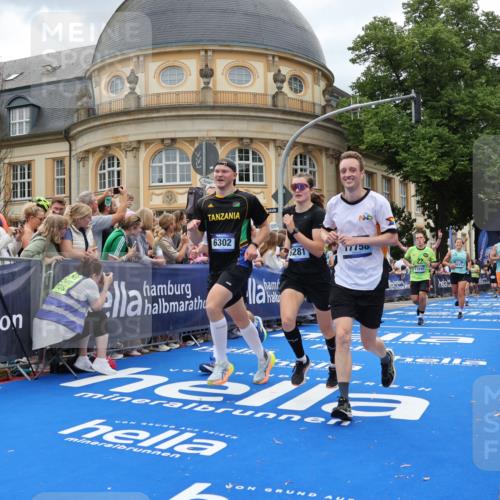 29.06.2025 - hella hamburg halbmarathon Strokosch-Dieckow http://msf.ph/oto/8313865 29.06.2025 10:57:30 Ziel 1239, 2236, 2652, 3435, 4502, 5015, 5134, 5457, 5458, 5728, 6281, 6302, 8393, 9727, 12144, 13245, 13394, 14571, 14951, 15220, 15695, 16093, 16830, 17160, 17758, 17769, 17814, 17828 meine-sportfotos.de