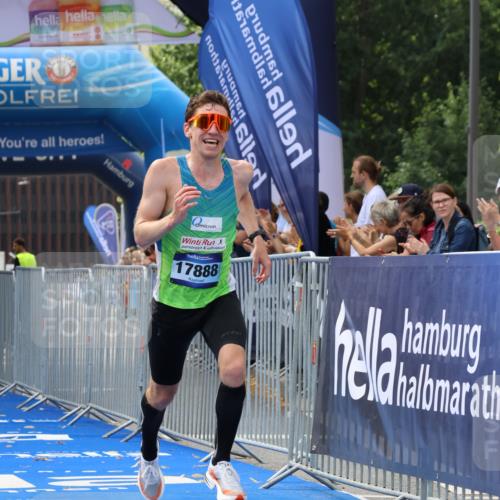 29.06.2025 - hella hamburg halbmarathon Strokosch-Dieckow http://msf.ph/oto/8313878 29.06.2025 10:10:58 Ziel 46, 17888 meine-sportfotos.de