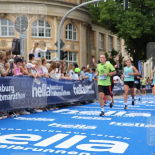 29.06.2025 - hella hamburg halbmarathon Strokosch-Dieckow http://msf.ph/oto/8313944 29.06.2025 10:57:31 Ziel 1239, 2236, 2606, 2652, 3435, 4502, 5015, 5134, 5457, 5458, 5728, 6281, 6302, 8393, 9727, 12144, 13245, 13394, 14571, 14951, 15220, 15695, 16093, 17758, 17769, 17814, 17828 meine-sportfotos.de