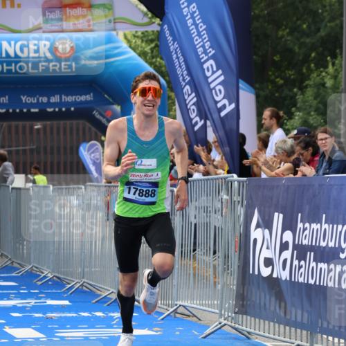 29.06.2025 - hella hamburg halbmarathon Strokosch-Dieckow http://msf.ph/oto/8313946 29.06.2025 10:10:58 Ziel 46, 17888 meine-sportfotos.de