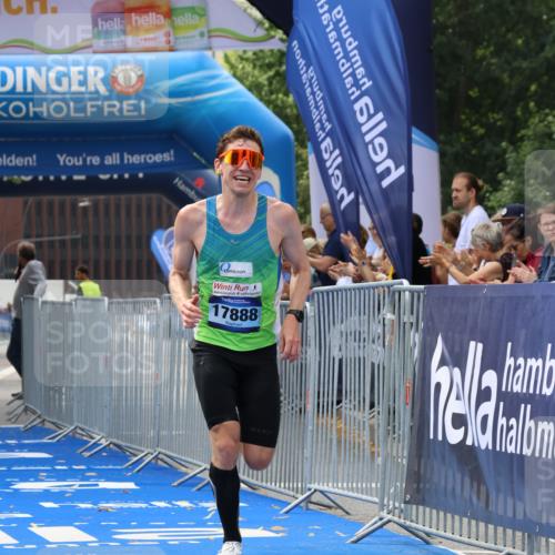 29.06.2025 - hella hamburg halbmarathon Strokosch-Dieckow http://msf.ph/oto/8314000 29.06.2025 10:10:58 Ziel 46, 17888 meine-sportfotos.de