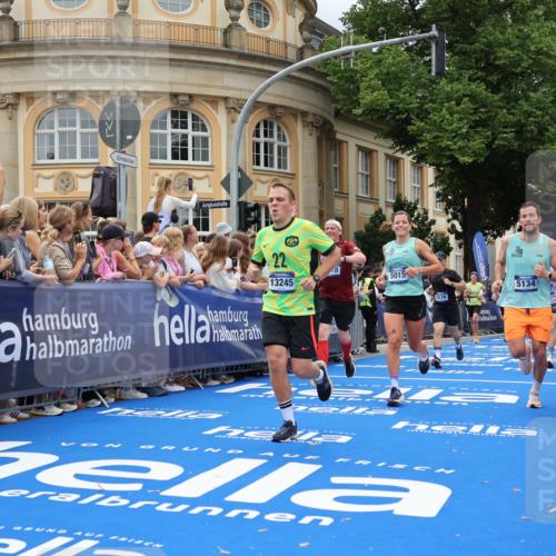 29.06.2025 - hella hamburg halbmarathon Strokosch-Dieckow http://msf.ph/oto/8314001 29.06.2025 10:57:32 Ziel 1239, 2236, 2606, 2652, 3435, 4502, 5015, 5134, 5457, 5458, 5728, 6281, 6302, 8393, 12144, 13245, 13394, 14571, 14951, 15217, 15220, 15695, 16093, 17758, 17769, 17814, 17828, 18388 meine-sportfotos.de