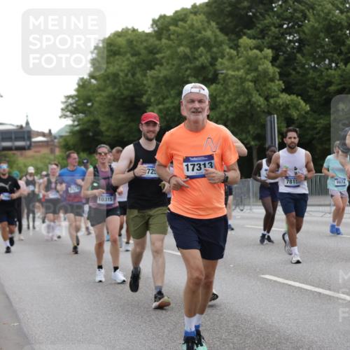 29.06.2025 - hella hamburg halbmarathon Jannik Wohlers http://msf.ph/oto/8314054 29.06.2025 10:38:44 Lombardsbrücke 1760, 2092, 2524, 2534, 2571, 2574, 2843, 2893, 2998, 3727, 3745, 4410, 4523, 4659, 4882, 6062, 6112, 6611, 7341, 7506, 7589, 7815, 8243, 8457, 8783, 9420, 9446, 9974, 9977, 10001, 10072, 10315, 10516, 10696, 11201, 11313, 11533, 12090, 12092, 12391, 12410, 12745, 13060, 13922, 14856, 14871, 14956, 15262, 15765, 16335, 16388, 16841, 16883, 17313, 17368, 17536 meine-sportfotos.de