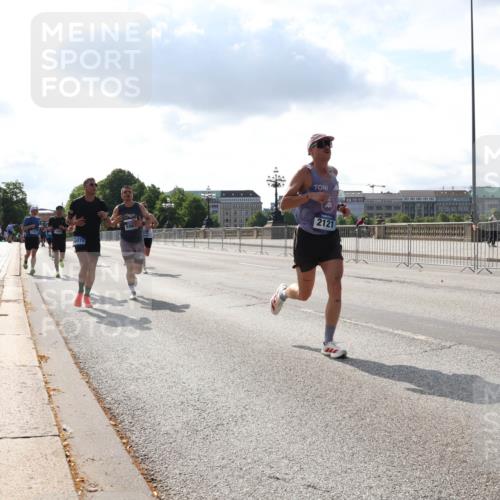 29.06.2025 - hella hamburg halbmarathon Lena Gebhardt http://msf.ph/oto/8314056 29.06.2025 09:47:20 Lombardsbrücke 6075, 2121, 1002, 1053, 1217, 1396, 1407, 1411, 1577, 1910, 1959, 2121, 2228, 2404, 2563, 2774, 2836, 2851, 3005, 3783, 3790, 3935, 4246, 4740, 5193, 5660, 5923, 5961, 6032, 6305, 6473, 6915, 7080, 7622, 7831, 7867, 7972, 8323, 8366, 8395, 9171, 9376, 9508, 9519, 10771, 11055, 11370, 11806, 11898, 12137, 12204, 12704, 12751, 13029, 13148, 13729, 13771, 13972, 13991, 14069, 14385, 14459, 16123, 17154, 18419 meine-sportfotos.de