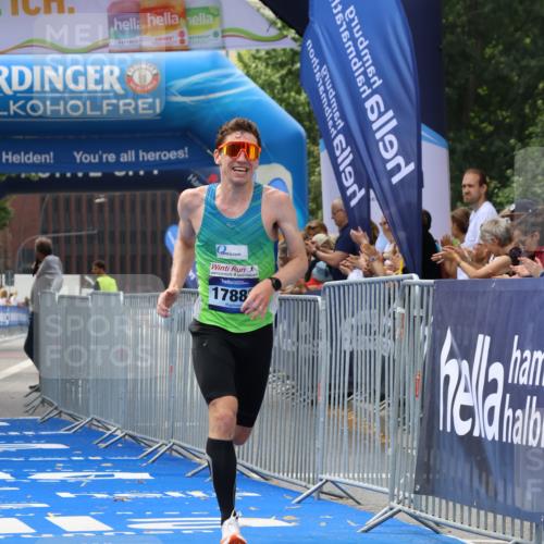 29.06.2025 - hella hamburg halbmarathon Strokosch-Dieckow http://msf.ph/oto/8314066 29.06.2025 10:10:58 Ziel 46, 17888 meine-sportfotos.de