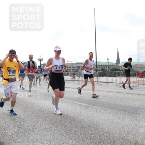 29.06.2025 - hella hamburg halbmarathon Lena Gebhardt http://msf.ph/oto/8314114 29.06.2025 10:22:12 Lombardsbrücke 3768, 17944, 16920, 18661, 17416, 1003, 1158, 1187, 1191, 1250, 1294, 1419, 1598, 1958, 1963, 2009, 2022, 2063, 2172, 2315, 2351, 2353, 2514, 2529, 2744, 3050, 3108, 3172, 3457, 3458, 3606, 3768, 3910, 3946, 3995, 4046, 4113, 4114, 4131, 4289, 4366, 4556, 4559, 4829, 4970, 5079, 5641, 5838, 6030, 6048, 6049, 6303, 6307, 6347, 6475, 6676, 6805, 6820, 6881, 6977, 7075, 7097, 7162, 7672, 7794, 8431, 8511, 8715, 8855, 8860, 8884, 8954, 8959, 9002, 9062 meine-sportfotos.de