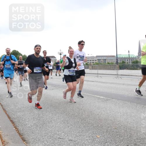 29.06.2025 - hella hamburg halbmarathon Lena Gebhardt http://msf.ph/oto/8314171 29.06.2025 10:47:05 Lombardsbrücke 7412, 2556, 13756, 1728, 13757, 5953, 9949, 2665, 1073, 1185, 1286, 1363, 1371, 1375, 1463, 1523, 1593, 1607, 1704, 1720, 1961, 1999, 2162, 2211, 2320, 2327, 2537, 2555, 2556, 2665, 2981, 3277, 3406, 3407, 3734, 3823, 4184, 4202, 4239, 4296, 4325, 4342, 4483, 4806, 4895, 5111, 5114, 5700, 5796, 5953, 6485, 6496, 6740, 6879, 6995, 7073, 7412, 7430, 7431, 7630, 7631, 7827, 8105, 8131, 8477, 8486, 8553, 8684, 8706, 8915, 8953, 8967, 9018, 16987 meine-sportfotos.de