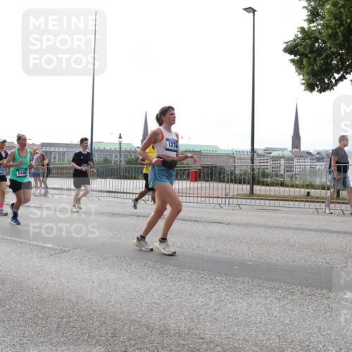 29.06.2025 - hella hamburg halbmarathon Lena Gebhardt http://msf.ph/oto/8314287 29.06.2025 10:37:23 Lombardsbrücke 594, 5146, 1276, 1022, 1276, 1337, 1339, 1488, 1490, 1597, 1819, 2016, 2031, 2072, 2104, 2199, 2272, 2480, 2486, 2640, 3127, 3165, 3633, 3714, 4097, 4347, 4733, 5146, 5171, 5186, 5224, 5538, 5560, 5640, 5786, 5790, 5875, 5940, 6172, 6584, 6804, 6821, 6955, 7085, 7124, 7202, 7235, 7544, 7707, 7777, 7823, 8007, 8257, 8258, 8315, 8758, 8811, 8843, 9054, 9055, 9524, 10506, 12123, 12472, 12824, 16680, 17798 meine-sportfotos.de