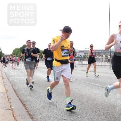 29.06.2025 - hella hamburg halbmarathon Lena Gebhardt http://msf.ph/oto/8314290 29.06.2025 10:22:13 Lombardsbrücke 3768, 51, 18172, 17944, 6920, 17416, 1003, 1158, 1187, 1191, 1250, 1294, 1419, 1598, 1958, 1963, 2009, 2022, 2063, 2172, 2315, 2351, 2353, 2514, 2529, 2744, 3050, 3108, 3172, 3457, 3458, 3511, 3606, 3768, 3910, 3946, 3995, 4046, 4113, 4114, 4131, 4289, 4366, 4556, 4559, 4829, 4969, 4970, 5079, 5641, 5838, 6030, 6048, 6049, 6303, 6307, 6347, 6475, 6676, 6805, 6820, 6826, 6881, 6977, 7075, 7097, 7162, 7672, 7794, 8431, 8511, 8715, 8855, 8860, 8884, 8954, 8959, 9002, 9062 meine-sportfotos.de