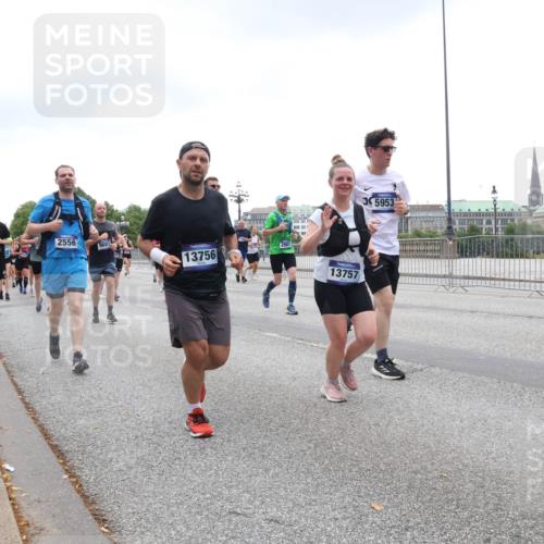 29.06.2025 - hella hamburg halbmarathon Lena Gebhardt http://msf.ph/oto/8314359 29.06.2025 10:47:06 Lombardsbrücke 7412, 2556, 9691, 13756, 13757, 5953, 1073, 1185, 1286, 1363, 1371, 1375, 1463, 1523, 1593, 1607, 1704, 1720, 1961, 1999, 2162, 2211, 2320, 2327, 2537, 2555, 2556, 2665, 2981, 3277, 3406, 3407, 3734, 3823, 4184, 4202, 4239, 4296, 4325, 4342, 4483, 4806, 4895, 5111, 5114, 5700, 5796, 5953, 6485, 6496, 6740, 6879, 6995, 7073, 7412, 7430, 7431, 7630, 7631, 7827, 8105, 8131, 8477, 8486, 8553, 8684, 8706, 8915, 8953, 8967, 9018, 16987 meine-sportfotos.de