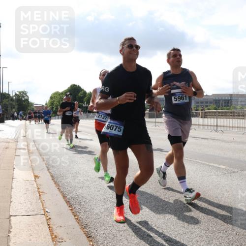 29.06.2025 - hella hamburg halbmarathon Lena Gebhardt http://msf.ph/oto/8314387 29.06.2025 09:47:22 Lombardsbrücke 11806, 5961, 12137, 6075, 1002, 1053, 1217, 1396, 1407, 1411, 1577, 1910, 1959, 2121, 2228, 2404, 2563, 2774, 2836, 2851, 3005, 3783, 3790, 3935, 4246, 4740, 5193, 5923, 5961, 6032, 6305, 6473, 6915, 7080, 7831, 7867, 7972, 8084, 8323, 8366, 8395, 9171, 9376, 9508, 9519, 10771, 11019, 11055, 11370, 11559, 11806, 11898, 12137, 12204, 12704, 12751, 13029, 13148, 13419, 13771, 13972, 13991, 14069, 14385, 14459, 16123, 17154, 18419 meine-sportfotos.de