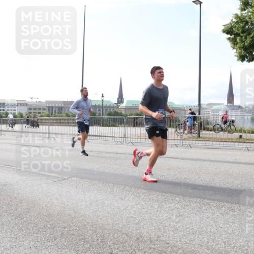 29.06.2025 - hella hamburg halbmarathon Lena Gebhardt http://msf.ph/oto/8314420 29.06.2025 10:12:29 Lombardsbrücke 290, 3262, 453, 1062, 1249, 1610, 1785, 1790, 1850, 1851, 1939, 2531, 2661, 2891, 2963, 2964, 3182, 3248, 3262, 3746, 4453, 4499, 4554, 5150, 5166, 5176, 5597, 5598, 6822, 6871, 6966, 7014, 7474, 7907, 8917, 8971, 9253, 9254, 9405, 9705, 10581, 10685, 11509, 11525, 11581, 12456, 13171, 13566, 13816, 14060, 14196, 14313, 14540, 14863, 14868, 14869, 15012, 15137, 15369, 16379, 16473, 16826, 16911, 16976, 17994, 18178, 18429, 18493, 18655 meine-sportfotos.de