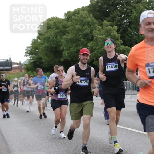 29.06.2025 - hella hamburg halbmarathon Jannik Wohlers http://msf.ph/oto/8314433 29.06.2025 10:38:45 Lombardsbrücke 1760, 2092, 2524, 2534, 2571, 2574, 2843, 2893, 2998, 3727, 3745, 4410, 4523, 4659, 4882, 6062, 6112, 6611, 7341, 7506, 7589, 7815, 8243, 8457, 8783, 9420, 9446, 9974, 9977, 10001, 10072, 10315, 10516, 10696, 11201, 11313, 11533, 12090, 12092, 12391, 12410, 12745, 13060, 13922, 14856, 14871, 14956, 15112, 15262, 15765, 16335, 16382, 16388, 16841, 16869, 16883, 16884, 17313, 17368, 17536 meine-sportfotos.de