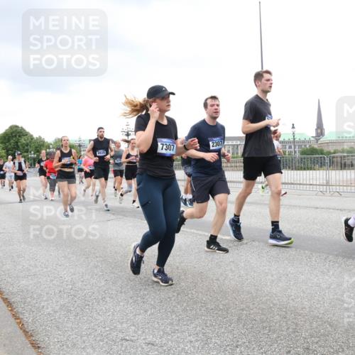29.06.2025 - hella hamburg halbmarathon Lena Gebhardt http://msf.ph/oto/8314445 29.06.2025 10:56:43 Lombardsbrücke 5438, 3675, 8939, 3676, 7307, 2307, 1047, 1113, 1207, 2143, 2307, 2887, 2915, 2932, 2991, 3348, 3387, 3418, 3438, 3485, 3516, 3517, 3520, 3614, 3675, 3676, 3953, 3987, 4083, 4094, 4118, 4568, 4569, 4773, 5237, 5438, 5589, 5693, 5757, 5911, 5944, 6284, 6348, 6349, 6690, 7090, 7307, 7381, 7416, 7417, 7711, 8108, 8150, 8197, 8517, 8606, 8766, 8939, 8943, 9172, 9210, 9383, 9910, 9948, 9953, 10555, 10569, 10571 meine-sportfotos.de