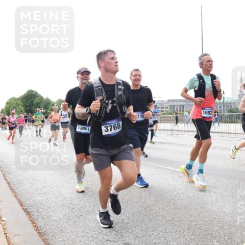 29.06.2025 - hella hamburg halbmarathon Lena Gebhardt http://msf.ph/oto/8314461 29.06.2025 10:22:14 Lombardsbrücke 18661, 3768, 172, 1692, 1003, 1158, 1187, 1191, 1250, 1294, 1419, 1598, 1958, 1963, 2009, 2022, 2063, 2172, 2315, 2351, 2353, 2514, 2529, 2744, 3050, 3108, 3172, 3457, 3458, 3511, 3606, 3768, 3910, 3946, 3995, 4046, 4113, 4114, 4131, 4289, 4366, 4556, 4559, 4829, 4969, 4970, 5079, 5641, 5838, 6030, 6048, 6049, 6303, 6307, 6347, 6676, 6805, 6820, 6826, 6881, 6977, 7075, 7097, 7162, 7672, 7794, 8431, 8511, 8855, 8860, 8884, 8954, 8959, 9002, 9062 meine-sportfotos.de
