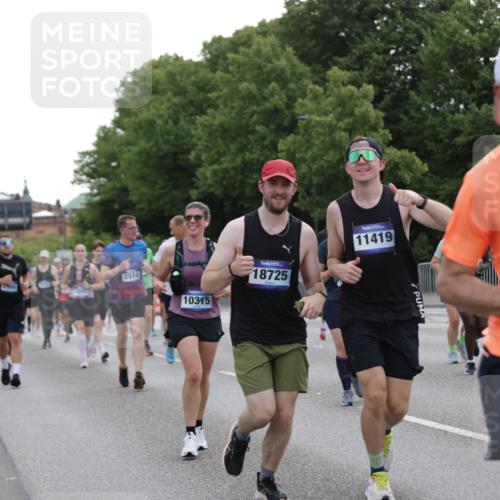 29.06.2025 - hella hamburg halbmarathon Jannik Wohlers http://msf.ph/oto/8314509 29.06.2025 10:38:45 Lombardsbrücke 1760, 2092, 2524, 2534, 2571, 2574, 2843, 2893, 2998, 3727, 3745, 4410, 4523, 4659, 4882, 6062, 6112, 6611, 7341, 7506, 7589, 7815, 8243, 8457, 8783, 9420, 9446, 9974, 9977, 10001, 10072, 10315, 10516, 10696, 11201, 11313, 11533, 12090, 12092, 12391, 12410, 12745, 13060, 13922, 14856, 14871, 14956, 15112, 15262, 15765, 16335, 16382, 16388, 16841, 16869, 16883, 16884, 17313, 17368, 17536 meine-sportfotos.de