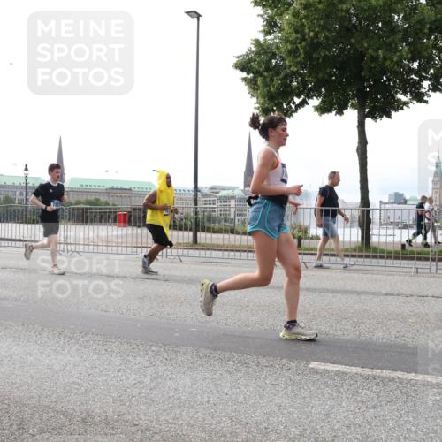 29.06.2025 - hella hamburg halbmarathon Lena Gebhardt http://msf.ph/oto/8314727 29.06.2025 10:37:24 Lombardsbrücke 45084, 5940, 5146, 1022, 1276, 1337, 1339, 1488, 1490, 1597, 1819, 2016, 2031, 2072, 2104, 2199, 2272, 2480, 2486, 2640, 3127, 3165, 3633, 3714, 4097, 4347, 4733, 5146, 5171, 5186, 5224, 5538, 5560, 5640, 5786, 5790, 5875, 5940, 6172, 6243, 6584, 6804, 6821, 6955, 7085, 7124, 7202, 7235, 7544, 7707, 7777, 7823, 8007, 8257, 8258, 8315, 8758, 8811, 8843, 9054, 9055, 9524, 10506, 12123, 12254, 12472, 12824, 16680, 17798 meine-sportfotos.de