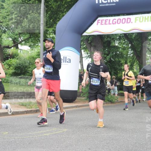 29.06.2025 - hella hamburg halbmarathon KatJ http://msf.ph/oto/8314741 29.06.2025 10:45:13 Zwischen KM18-KM19 4319, 4379, 6531 meine-sportfotos.de
