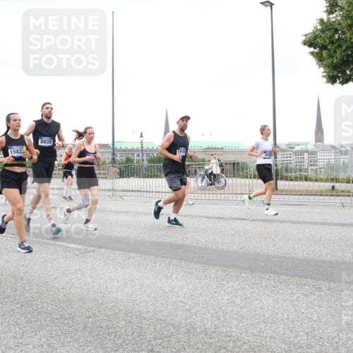 29.06.2025 - hella hamburg halbmarathon Lena Gebhardt http://msf.ph/oto/8314761 29.06.2025 10:56:45 Lombardsbrücke 18047, 1583, 8939, 18197, 3438, 1047, 1113, 1207, 2143, 2307, 2887, 2915, 2932, 2991, 3348, 3387, 3418, 3438, 3485, 3516, 3517, 3520, 3614, 3675, 3676, 3953, 3987, 4094, 4118, 4568, 4569, 4773, 5237, 5438, 5589, 5693, 5757, 5911, 5944, 6284, 6348, 6349, 6690, 7090, 7307, 7381, 7416, 7417, 7711, 7964, 8108, 8150, 8197, 8517, 8606, 8766, 8939, 8943, 9172, 9210, 9383, 9910, 9948, 9953, 10555, 10569, 10571 meine-sportfotos.de