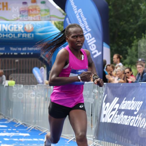 29.06.2025 - hella hamburg halbmarathon Strokosch-Dieckow http://msf.ph/oto/8314795 29.06.2025 10:10:36 Ziel 43 meine-sportfotos.de
