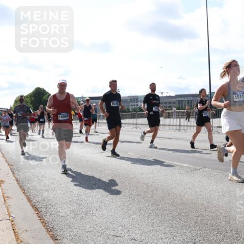 29.06.2025 - hella hamburg halbmarathon Lena Gebhardt http://msf.ph/oto/8314835 29.06.2025 09:59:56 Lombardsbrücke 10093, 8285, 15110, 12479, 1006, 1125, 1239, 1264, 1334, 1366, 1642, 1834, 1914, 1955, 2099, 2159, 2348, 2364, 2391, 2432, 2447, 2582, 2584, 2630, 2676, 2677, 2910, 3181, 3279, 3668, 3836, 3898, 4013, 4231, 4426, 4632, 4772, 4796, 4837, 5015, 5134, 5272, 5277, 5341, 6174, 6201, 6202, 6414, 6415, 6462, 6581, 6587, 8330, 8520, 8846, 9142, 9488, 9907, 9984, 10031, 11039, 11568, 11844 meine-sportfotos.de
