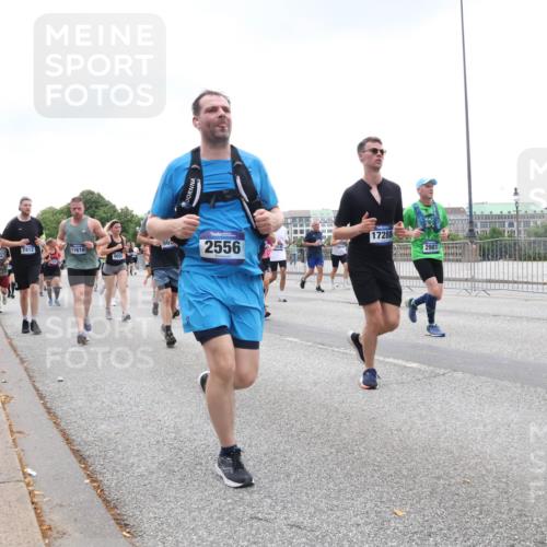29.06.2025 - hella hamburg halbmarathon Lena Gebhardt http://msf.ph/oto/8314877 29.06.2025 10:47:07 Lombardsbrücke 7412, 11618, 2556, 17288, 2981, 1073, 1185, 1286, 1363, 1371, 1375, 1463, 1523, 1593, 1607, 1704, 1720, 1961, 1999, 2162, 2211, 2320, 2327, 2537, 2555, 2556, 2665, 2981, 3277, 3406, 3407, 3734, 3823, 4184, 4202, 4239, 4296, 4325, 4342, 4483, 4806, 4895, 5111, 5114, 5700, 5796, 5895, 5953, 6485, 6496, 6740, 6879, 6995, 7073, 7412, 7430, 7431, 7630, 7631, 7827, 8105, 8131, 8486, 8553, 8684, 8706, 8915, 8953, 8967, 9018, 16987 meine-sportfotos.de