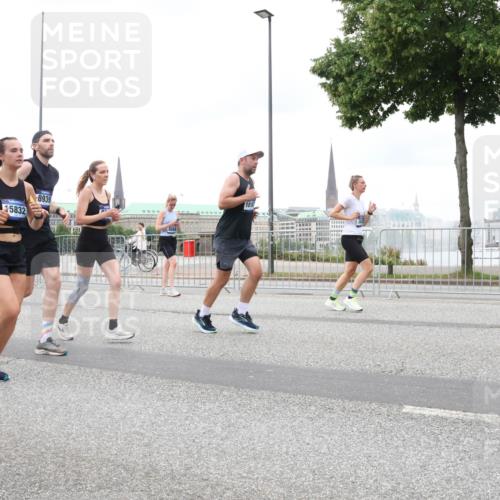 29.06.2025 - hella hamburg halbmarathon Lena Gebhardt http://msf.ph/oto/8314956 29.06.2025 10:56:45 Lombardsbrücke 76, 5832, 8939, 18197, 1047, 1113, 1207, 2143, 2307, 2887, 2915, 2932, 2991, 3348, 3387, 3418, 3438, 3485, 3516, 3517, 3520, 3614, 3675, 3676, 3953, 3987, 4094, 4118, 4568, 4569, 4773, 5237, 5438, 5589, 5693, 5757, 5911, 5944, 6284, 6348, 6349, 6690, 7090, 7307, 7381, 7416, 7417, 7711, 7964, 8108, 8150, 8197, 8517, 8606, 8766, 8939, 8943, 9172, 9210, 9383, 9910, 9948, 9953, 10555, 10569, 10571 meine-sportfotos.de