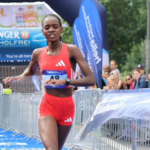 29.06.2025 - hella hamburg halbmarathon Strokosch-Dieckow http://msf.ph/oto/8314984 29.06.2025 10:10:08 Ziel 48 meine-sportfotos.de