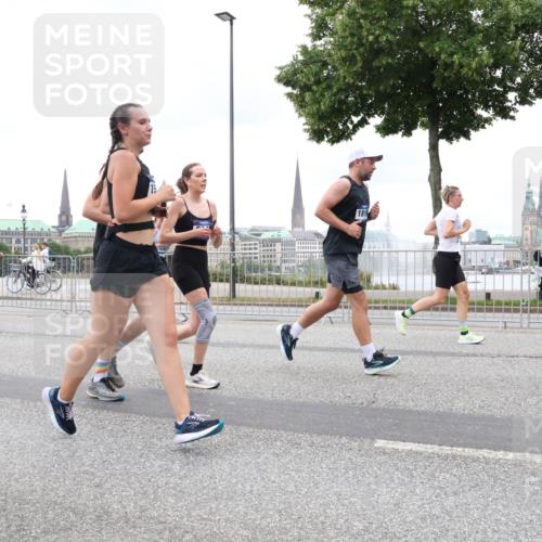 29.06.2025 - hella hamburg halbmarathon Lena Gebhardt http://msf.ph/oto/8315003 29.06.2025 10:56:46 Lombardsbrücke 1474, 1819, 1047, 1113, 1207, 2143, 2307, 2887, 2915, 2932, 2991, 3348, 3387, 3418, 3438, 3485, 3516, 3517, 3520, 3614, 3675, 3676, 3953, 3987, 4094, 4118, 4568, 4569, 4773, 5237, 5438, 5589, 5693, 5757, 5911, 5944, 6284, 6348, 6349, 6690, 7090, 7307, 7381, 7416, 7417, 7711, 7964, 8108, 8150, 8197, 8606, 8766, 8939, 8943, 9172, 9210, 9298, 9299, 9383, 9910, 9948, 9953, 10555, 10569, 10571 meine-sportfotos.de