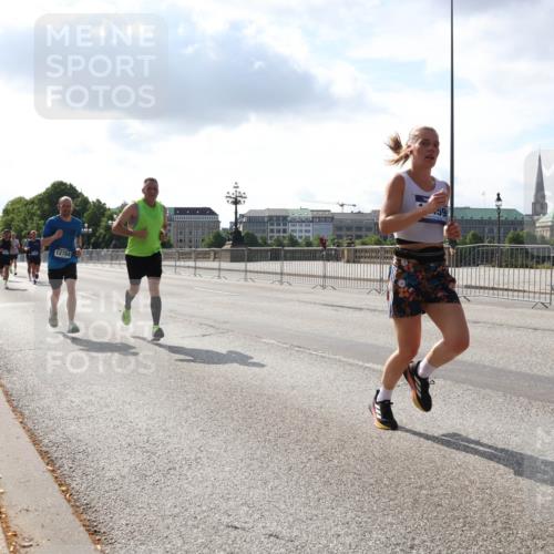 29.06.2025 - hella hamburg halbmarathon Lena Gebhardt http://msf.ph/oto/8315091 29.06.2025 09:47:25 Lombardsbrücke 12704, 1002, 1053, 1217, 1396, 1407, 1411, 1577, 1910, 1959, 2121, 2228, 2404, 2563, 2774, 2836, 2851, 3005, 3783, 3790, 3935, 4246, 4740, 5193, 5923, 5961, 6032, 6305, 6473, 6915, 7080, 7831, 7972, 8084, 8323, 8366, 8395, 9171, 9376, 9508, 9519, 10771, 11019, 11055, 11370, 11559, 11806, 11898, 12137, 12204, 12704, 12751, 13029, 13148, 13419, 13771, 13972, 13991, 14069, 14385, 14459, 16123, 17154, 18419 meine-sportfotos.de