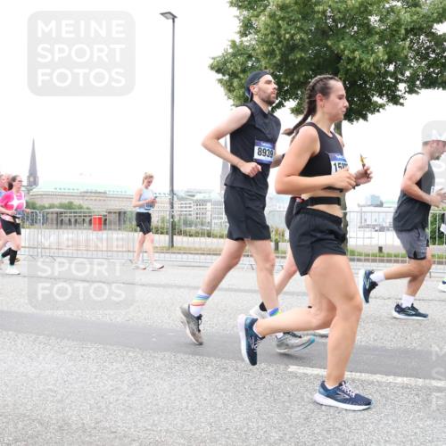 29.06.2025 - hella hamburg halbmarathon Lena Gebhardt http://msf.ph/oto/8315111 29.06.2025 10:56:46 Lombardsbrücke 3675, 8939, 150, 1047, 1113, 1207, 2143, 2307, 2887, 2915, 2932, 2991, 3348, 3387, 3418, 3438, 3485, 3516, 3517, 3520, 3614, 3675, 3676, 3953, 3987, 4094, 4118, 4568, 4569, 4773, 5237, 5438, 5589, 5693, 5757, 5911, 5944, 6284, 6348, 6349, 6690, 7090, 7307, 7381, 7416, 7417, 7711, 7964, 8108, 8150, 8197, 8606, 8766, 8939, 8943, 9172, 9210, 9298, 9299, 9383, 9910, 9948, 9953, 10555, 10569, 10571 meine-sportfotos.de