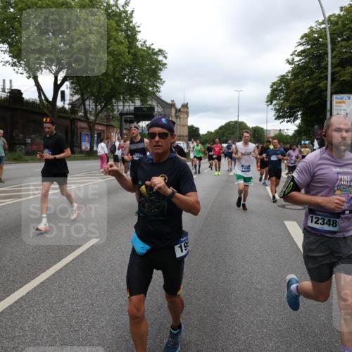 29.06.2025 - hella hamburg halbmarathon Yannick Fuchs http://msf.ph/oto/8315112 29.06.2025 10:50:44 20KM 1485, 1583, 1955, 2034, 2741, 3413, 3435, 3836, 4940, 5033, 5418, 5492, 6399, 6416, 6835, 7716, 8393, 8542, 8652, 8669, 8825, 9488, 9727, 9820, 9884, 9907, 9934, 10133, 10212, 11083, 11212, 11590, 11612, 12014, 12348, 12440, 12523, 12590, 12712, 13394, 13666, 13750, 13863, 14139, 14369, 14408, 14678, 15097, 15145, 15431, 15695, 15712, 15726, 16113, 16257, 16261, 16470, 16634, 17617, 17779, 18208, 18652, 18719, 18899, 19091, 19184 meine-sportfotos.de