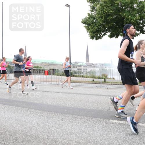 29.06.2025 - hella hamburg halbmarathon Lena Gebhardt http://msf.ph/oto/8315174 29.06.2025 10:56:47 Lombardsbrücke 9172, 3675, 893, 1047, 1113, 1207, 2143, 2307, 2871, 2887, 2915, 2932, 2991, 3348, 3387, 3418, 3438, 3470, 3485, 3516, 3517, 3520, 3614, 3675, 3676, 3953, 3987, 4094, 4118, 4568, 4569, 4773, 5237, 5438, 5589, 5693, 5757, 5911, 5944, 6284, 6348, 6349, 6690, 6981, 7090, 7307, 7381, 7416, 7417, 7711, 7964, 8108, 8150, 8197, 8546, 8606, 8766, 8939, 8943, 9172, 9210, 9298, 9299, 9383, 9910, 9948, 9953, 10555, 10569, 10571 meine-sportfotos.de