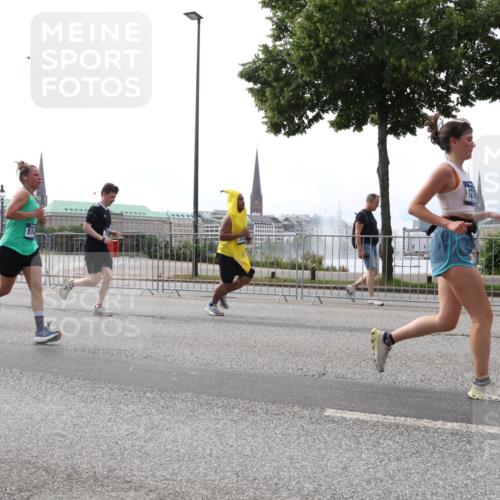 29.06.2025 - hella hamburg halbmarathon Lena Gebhardt http://msf.ph/oto/8315209 29.06.2025 10:37:24 Lombardsbrücke 514, 5940, 1276, 1022, 1276, 1337, 1339, 1488, 1490, 1597, 1819, 2016, 2031, 2072, 2104, 2199, 2272, 2480, 2486, 2640, 3127, 3165, 3633, 3714, 4097, 4347, 4733, 5146, 5171, 5186, 5224, 5538, 5560, 5640, 5786, 5790, 5875, 5940, 6172, 6243, 6584, 6804, 6821, 6955, 7085, 7124, 7202, 7235, 7544, 7707, 7777, 7823, 8007, 8257, 8258, 8315, 8758, 8811, 8843, 9054, 9055, 9524, 10506, 12123, 12254, 12472, 12824, 16680, 17798 meine-sportfotos.de