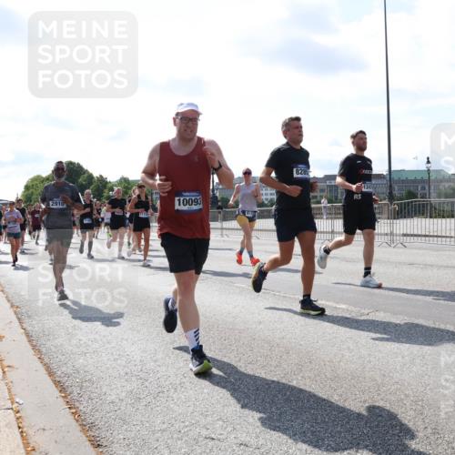 29.06.2025 - hella hamburg halbmarathon Lena Gebhardt http://msf.ph/oto/8315330 29.06.2025 09:59:57 Lombardsbrücke 2910, 17100, 10093, 8285, 1247, 1006, 1125, 1239, 1264, 1334, 1642, 1834, 1914, 1955, 2099, 2159, 2348, 2364, 2391, 2432, 2447, 2582, 2584, 2630, 2676, 2677, 2910, 3181, 3279, 3668, 3836, 3898, 4013, 4231, 4426, 4632, 4772, 4796, 4837, 5015, 5134, 5272, 5277, 5341, 6104, 6174, 6201, 6202, 6462, 6581, 6587, 8330, 8520, 8846, 9142, 9488, 9907, 9984, 10031, 11039, 11568, 11844 meine-sportfotos.de