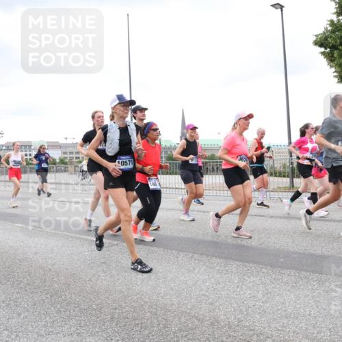 29.06.2025 - hella hamburg halbmarathon Lena Gebhardt http://msf.ph/oto/8315426 29.06.2025 10:56:48 Lombardsbrücke 14711, 5438, 10571, 180, 9172, 3675, 36, 1047, 1113, 1207, 2143, 2307, 2871, 2887, 2915, 2932, 2991, 3348, 3387, 3418, 3438, 3470, 3485, 3516, 3517, 3520, 3614, 3675, 3676, 3953, 3987, 4094, 4118, 4241, 4568, 4569, 4773, 5237, 5438, 5589, 5693, 5911, 5944, 6284, 6348, 6349, 6690, 6981, 7090, 7307, 7381, 7416, 7417, 7711, 7964, 8039, 8108, 8150, 8197, 8546, 8606, 8766, 8939, 8943, 9172, 9210, 9298, 9299, 9383, 9910, 10555, 10569, 10571 meine-sportfotos.de