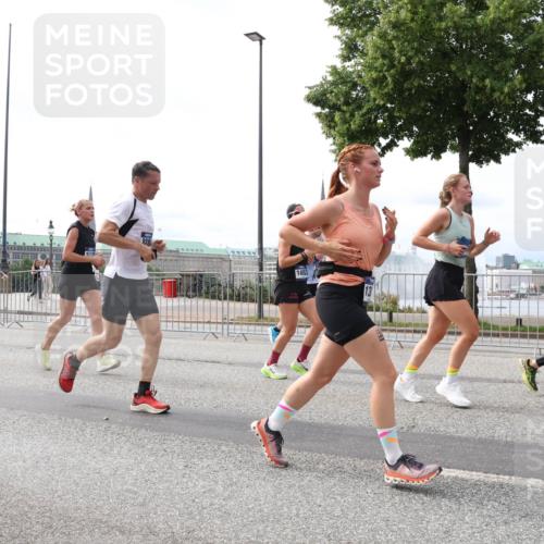 29.06.2025 - hella hamburg halbmarathon Lena Gebhardt http://msf.ph/oto/8315454 29.06.2025 10:22:18 Lombardsbrücke 15129, 888, 14053, 1003, 1187, 1191, 1250, 1294, 1419, 1598, 1958, 1963, 2009, 2022, 2063, 2351, 2514, 2744, 2886, 3050, 3108, 3172, 3430, 3457, 3458, 3511, 3606, 3768, 3910, 3946, 3995, 4046, 4113, 4114, 4131, 4366, 4556, 4559, 4829, 4969, 4970, 5079, 5641, 5798, 5838, 6030, 6048, 6049, 6303, 6307, 6347, 6676, 6820, 6826, 6881, 6899, 6977, 7097, 7162, 7794, 8431, 8511, 8855, 8860, 8884, 8931, 8954, 8959, 9002, 9062 meine-sportfotos.de