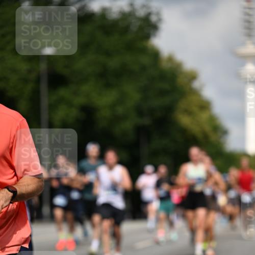 29.06.2025 - hella hamburg halbmarathon Dr. Thomas Lammeyer http://msf.ph/oto/8315460 29.06.2025 09:55:06 Kennedybrücke 1136, 1570, 1903, 1912, 1920, 1941, 2972, 3523, 3700, 4297, 4759, 4843, 4865, 4999, 5275, 5375, 5410, 7092, 7105, 7363, 7693, 7962, 8346, 8871, 9114, 9262, 9364, 9380, 10193, 10375, 10480, 10669, 11417 meine-sportfotos.de
