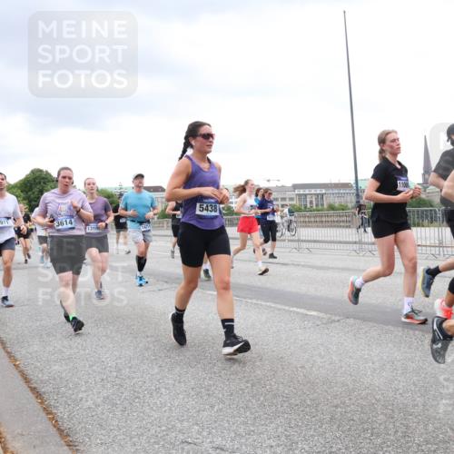 29.06.2025 - hella hamburg halbmarathon Lena Gebhardt http://msf.ph/oto/8315503 29.06.2025 10:56:48 Lombardsbrücke 5438, 3614, 1310, 14711, 1047, 1113, 1207, 2143, 2307, 2871, 2887, 2915, 2932, 2991, 3348, 3387, 3418, 3438, 3470, 3485, 3516, 3517, 3520, 3614, 3675, 3676, 3953, 3987, 4094, 4118, 4241, 4568, 4569, 4773, 5237, 5438, 5589, 5693, 5911, 5944, 6284, 6348, 6349, 6690, 6981, 7090, 7307, 7381, 7416, 7417, 7711, 7964, 8039, 8108, 8150, 8197, 8546, 8606, 8766, 8939, 8943, 9172, 9210, 9298, 9299, 9383, 9910, 10555, 10569, 10571 meine-sportfotos.de