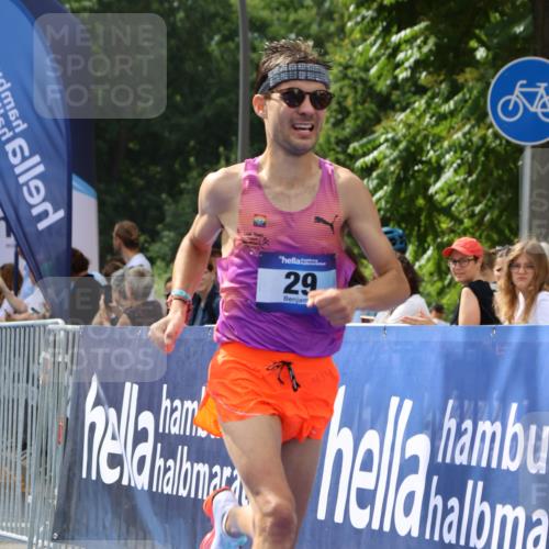 29.06.2025 - hella hamburg halbmarathon Strokosch-Dieckow http://msf.ph/oto/8315537 29.06.2025 10:08:59 Ziel 29 meine-sportfotos.de