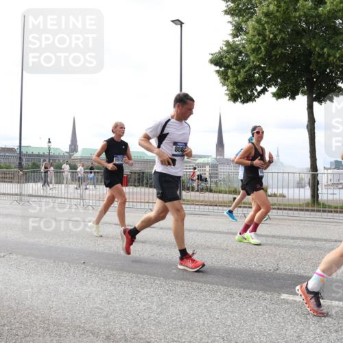 29.06.2025 - hella hamburg halbmarathon Lena Gebhardt http://msf.ph/oto/8315544 29.06.2025 10:22:18 Lombardsbrücke 1512, 888, 1003, 1187, 1191, 1250, 1294, 1419, 1598, 1958, 1963, 2009, 2022, 2063, 2351, 2514, 2744, 2886, 3050, 3108, 3172, 3430, 3457, 3458, 3511, 3606, 3768, 3910, 3946, 3995, 4046, 4113, 4114, 4131, 4366, 4556, 4559, 4829, 4969, 4970, 5079, 5641, 5798, 5838, 6030, 6048, 6049, 6303, 6307, 6347, 6676, 6820, 6826, 6881, 6899, 6977, 7097, 7162, 7794, 8431, 8511, 8855, 8860, 8884, 8931, 8954, 8959, 9002, 9062 meine-sportfotos.de