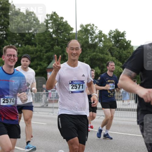 29.06.2025 - hella hamburg halbmarathon Jannik Wohlers http://msf.ph/oto/8315548 29.06.2025 10:38:49 Lombardsbrücke 1760, 1856, 1883, 2092, 2571, 2574, 2843, 2893, 2998, 3275, 3727, 3745, 4410, 4523, 4603, 4659, 4882, 6112, 6342, 6343, 6611, 7341, 7501, 7506, 7524, 7589, 7815, 8203, 8243, 8457, 9393, 9420, 9446, 9974, 9977, 10001, 10072, 10315, 10516, 10696, 10849, 11129, 11201, 11313, 11381, 11382, 11533, 11729, 12090, 12092, 12391, 12410, 12745, 13461, 13519, 13922, 14871, 14956, 15112, 15262, 15765, 16335, 16382, 16841, 16866, 16869, 16883, 16884, 17313, 17368, 17536 meine-sportfotos.de