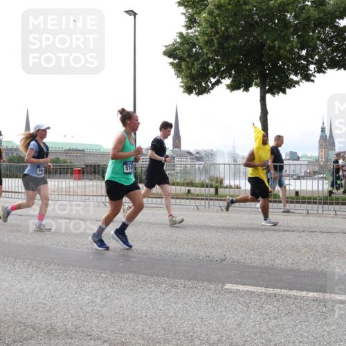 29.06.2025 - hella hamburg halbmarathon Lena Gebhardt http://msf.ph/oto/8315573 29.06.2025 10:37:25 Lombardsbrücke 358, 514, 1022, 1276, 1337, 1339, 1488, 1490, 1597, 1819, 2016, 2031, 2072, 2104, 2199, 2272, 2480, 2486, 2640, 2853, 3127, 3165, 3230, 3633, 3714, 4097, 4347, 4733, 5146, 5171, 5186, 5224, 5538, 5560, 5640, 5786, 5790, 5875, 5940, 6172, 6243, 6584, 6804, 6821, 6955, 7085, 7124, 7202, 7235, 7544, 7707, 7777, 7823, 8007, 8257, 8258, 8315, 8758, 8811, 8843, 9054, 9055, 9524, 10506, 12123, 12254, 12472, 12824, 16680, 17798 meine-sportfotos.de