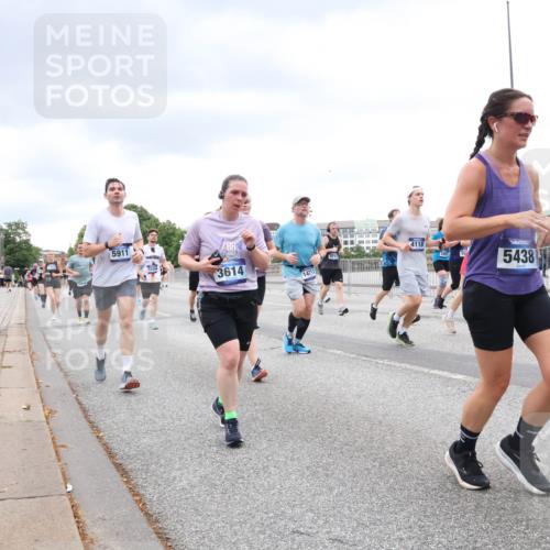 29.06.2025 - hella hamburg halbmarathon Lena Gebhardt http://msf.ph/oto/8315591 29.06.2025 10:56:49 Lombardsbrücke 5911, 3614, 14711, 4118, 5438, 1047, 1113, 1207, 2143, 2307, 2871, 2887, 2915, 2932, 2991, 3348, 3387, 3418, 3438, 3470, 3485, 3516, 3517, 3520, 3614, 3675, 3676, 3953, 3987, 4094, 4118, 4241, 4568, 4569, 4773, 5057, 5237, 5438, 5589, 5693, 5911, 5944, 6284, 6348, 6349, 6690, 6981, 7090, 7307, 7381, 7416, 7417, 7711, 7964, 8039, 8108, 8150, 8197, 8546, 8606, 8766, 8939, 8943, 9172, 9210, 9298, 9299, 9383, 9910, 10555, 10569, 10571 meine-sportfotos.de