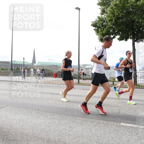 29.06.2025 - hella hamburg halbmarathon Lena Gebhardt http://msf.ph/oto/8315615 29.06.2025 10:22:18 Lombardsbrücke 1512, 1003, 1187, 1191, 1250, 1294, 1419, 1598, 1958, 1963, 2009, 2022, 2063, 2351, 2514, 2744, 2886, 3050, 3108, 3172, 3430, 3457, 3458, 3511, 3606, 3768, 3910, 3946, 3995, 4046, 4113, 4114, 4131, 4366, 4556, 4559, 4829, 4969, 4970, 5079, 5641, 5798, 5838, 6030, 6048, 6049, 6303, 6307, 6347, 6676, 6820, 6826, 6881, 6899, 6977, 7097, 7162, 7794, 8431, 8511, 8855, 8860, 8884, 8931, 8954, 8959, 9002, 9062 meine-sportfotos.de