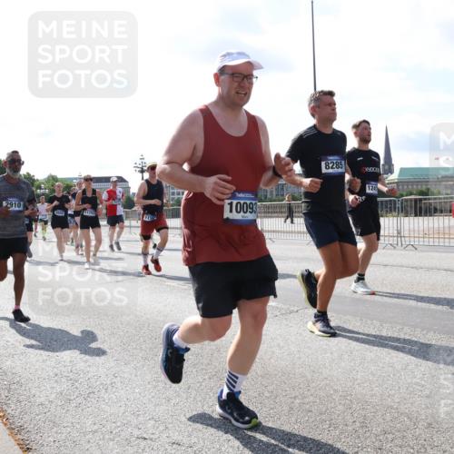 29.06.2025 - hella hamburg halbmarathon Lena Gebhardt http://msf.ph/oto/8315626 29.06.2025 09:59:57 Lombardsbrücke 77, 2910, 6602, 11753, 10093, 8285, 1247, 1006, 1125, 1239, 1264, 1334, 1642, 1834, 1914, 1955, 2099, 2159, 2348, 2364, 2391, 2432, 2447, 2582, 2584, 2630, 2676, 2677, 2910, 3181, 3279, 3668, 3836, 3898, 4013, 4231, 4426, 4632, 4772, 4796, 4837, 5015, 5134, 5272, 5277, 5341, 6104, 6174, 6201, 6202, 6462, 6581, 6587, 8330, 8520, 8846, 9142, 9488, 9907, 9984, 10031, 11039, 11568, 11844 meine-sportfotos.de