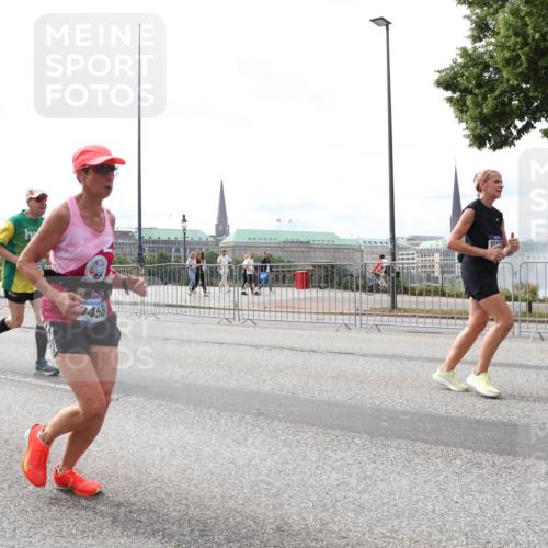 29.06.2025 - hella hamburg halbmarathon Lena Gebhardt http://msf.ph/oto/8315679 29.06.2025 10:22:19 Lombardsbrücke 6977, 458, 1510, 1003, 1187, 1294, 1419, 1598, 1963, 2009, 2022, 2063, 2351, 2479, 2514, 2744, 2886, 3050, 3108, 3172, 3430, 3457, 3458, 3511, 3606, 3768, 3910, 3946, 3995, 4046, 4113, 4114, 4131, 4366, 4556, 4559, 4829, 4969, 4970, 5079, 5641, 5798, 5838, 6030, 6048, 6049, 6303, 6307, 6347, 6676, 6820, 6826, 6881, 6899, 6977, 7097, 7162, 7794, 8431, 8511, 8855, 8860, 8884, 8931, 8954, 8959, 9002, 9062 meine-sportfotos.de