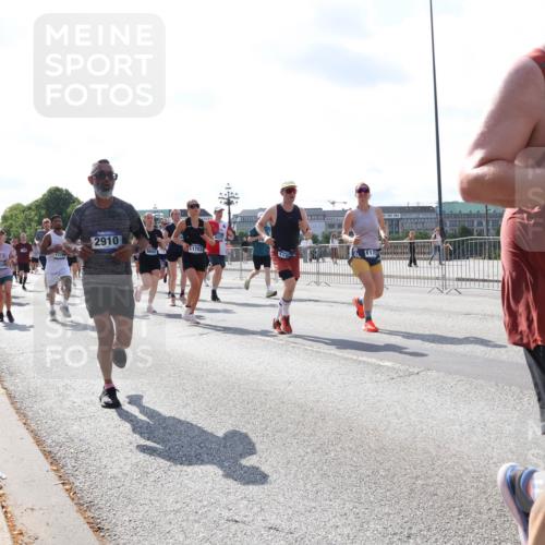 29.06.2025 - hella hamburg halbmarathon Lena Gebhardt http://msf.ph/oto/8315704 29.06.2025 09:59:58 Lombardsbrücke 1136, 1776, 2910, 179, 1009, 1006, 1125, 1239, 1264, 1334, 1642, 1834, 1914, 1955, 2099, 2159, 2348, 2364, 2391, 2432, 2447, 2582, 2584, 2630, 2676, 2677, 2910, 3181, 3279, 3668, 3836, 3898, 4013, 4231, 4426, 4632, 4772, 4796, 4837, 5015, 5134, 5272, 5277, 5341, 6104, 6174, 6201, 6202, 6462, 6581, 6587, 8330, 8520, 8846, 9142, 9488, 9907, 9984, 10031, 11039, 11568, 11844 meine-sportfotos.de
